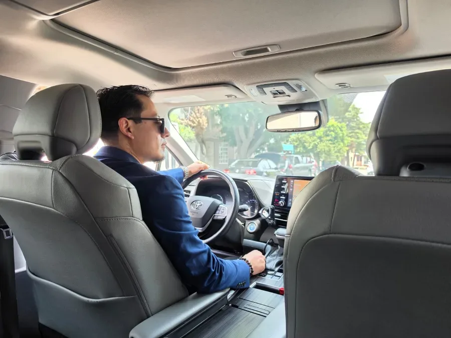 Renta de vehículos con chofer en CDMX - Sedán, Suburban, Sienna y Sprinter | México Sublime